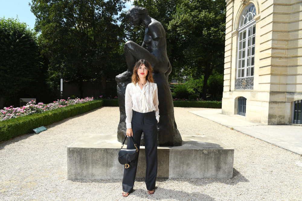 Jeanne Damas s černou verzí kabelky Saddle bag