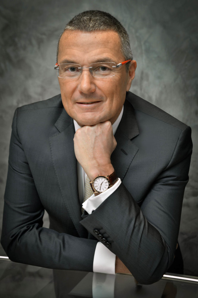 Šedesátiletý Jean-Christophe Babin se narodil ve Francii do právnické rodiny. V čele Bvlgari stojí od roku 2013.