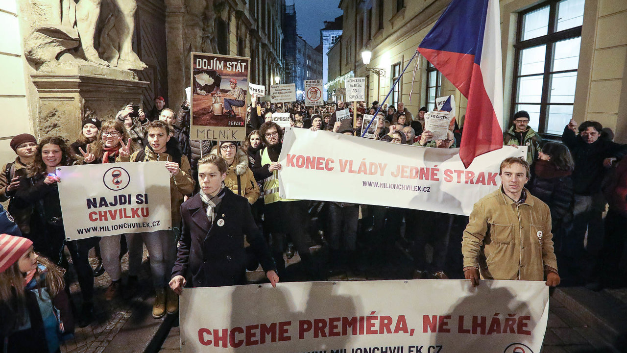 Protestujc se vydali napochod zVclavskho nmst kadu vldy.