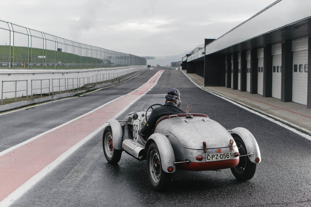 Jedním z pilotů Aero Minor Sport je designér Michal Froněk. Parta nadšenců našla zázemí k tréninku na mosteckém autodromu.
