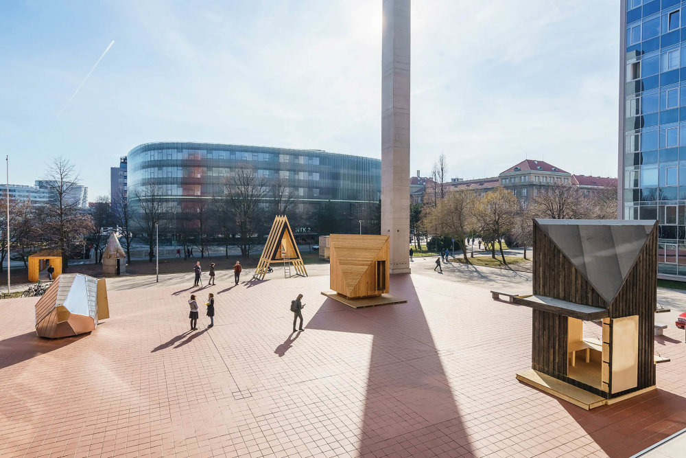 Studenti představili projekt útulen na nádvoří Fakulty architektury ČVUT.