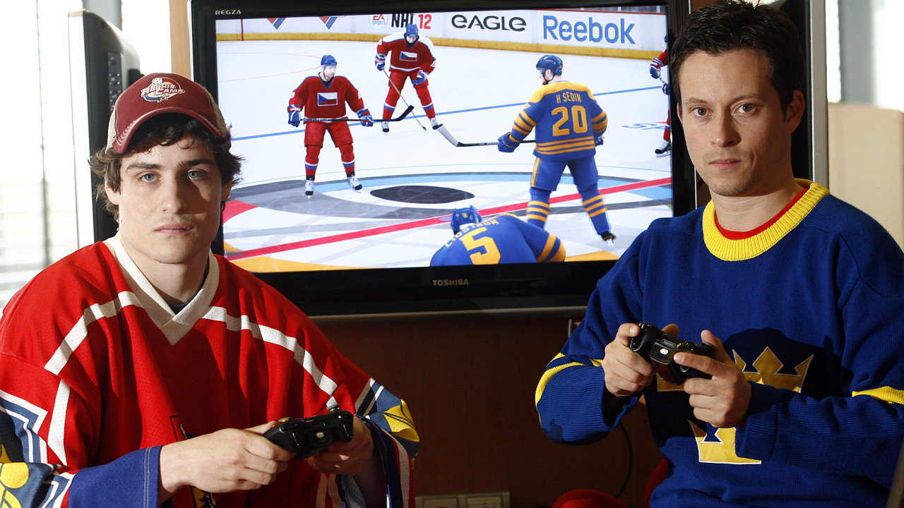 Michal Podhrsk a Johan Von der Pahlen ped pomoc videohry simulovanm hokejovm zpasem