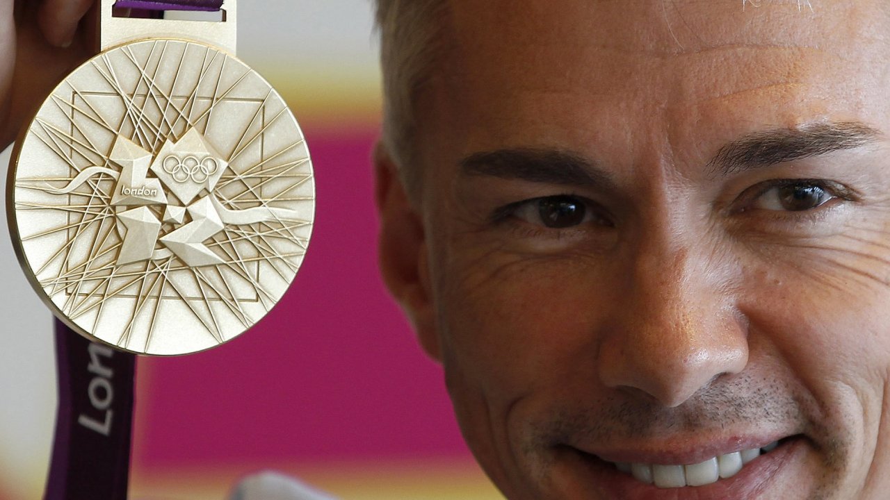 Britsk olympijsk vtz v trojskoku Jonathan Edwards se zlatou medail