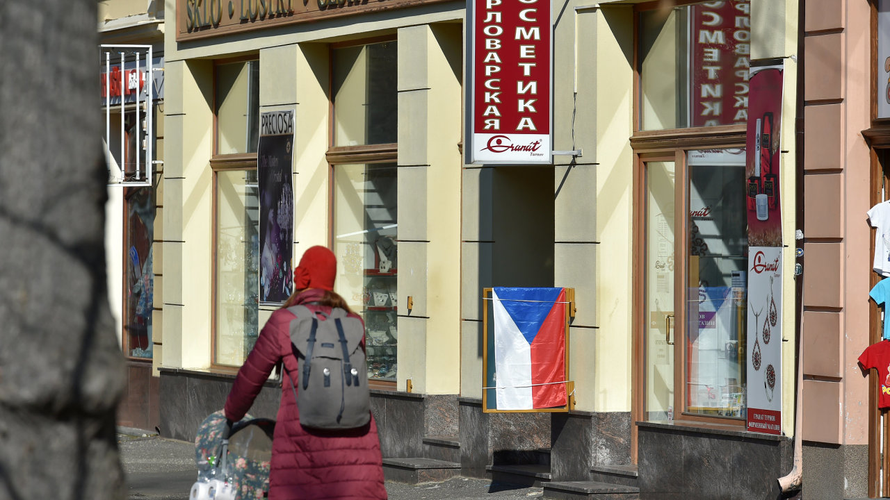 V ulicch Karlovch Var jsou patrn reakce na vlku na Ukrajin. Nkter obchody se suvenry dvaj eskou vlajkou najevo, e nepat ruskm podnikatelm, akoli maj dvojjazyn oznaen.