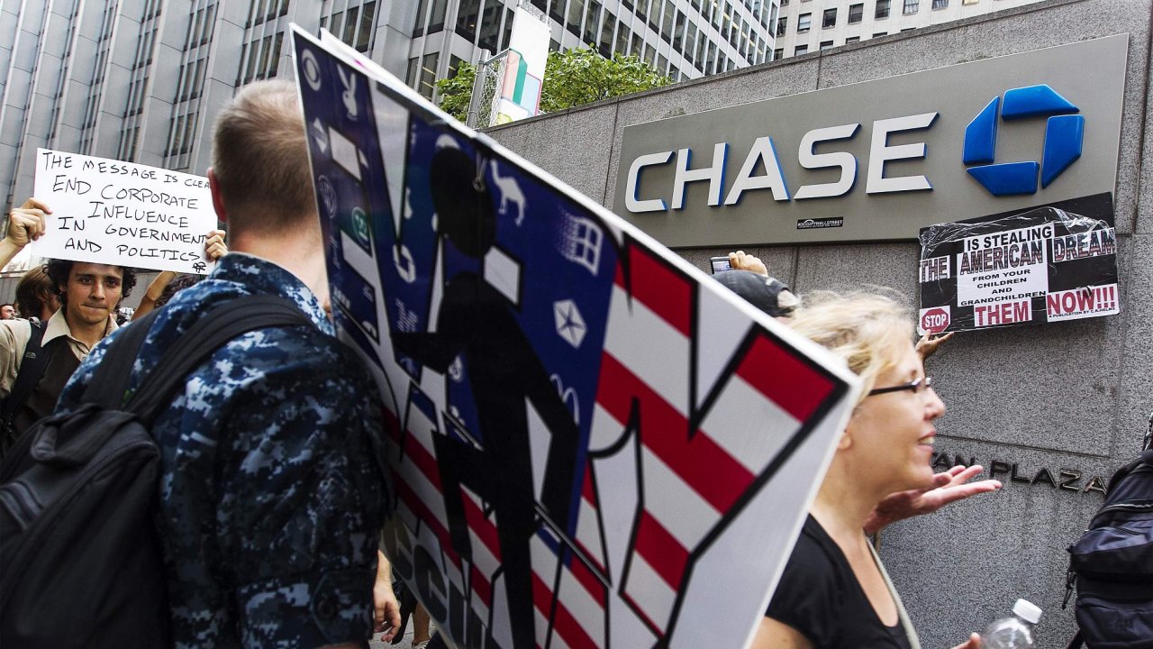 Aktivist Occupy Wall Street ped sdlem JP Morgan Chase v New Yorku.