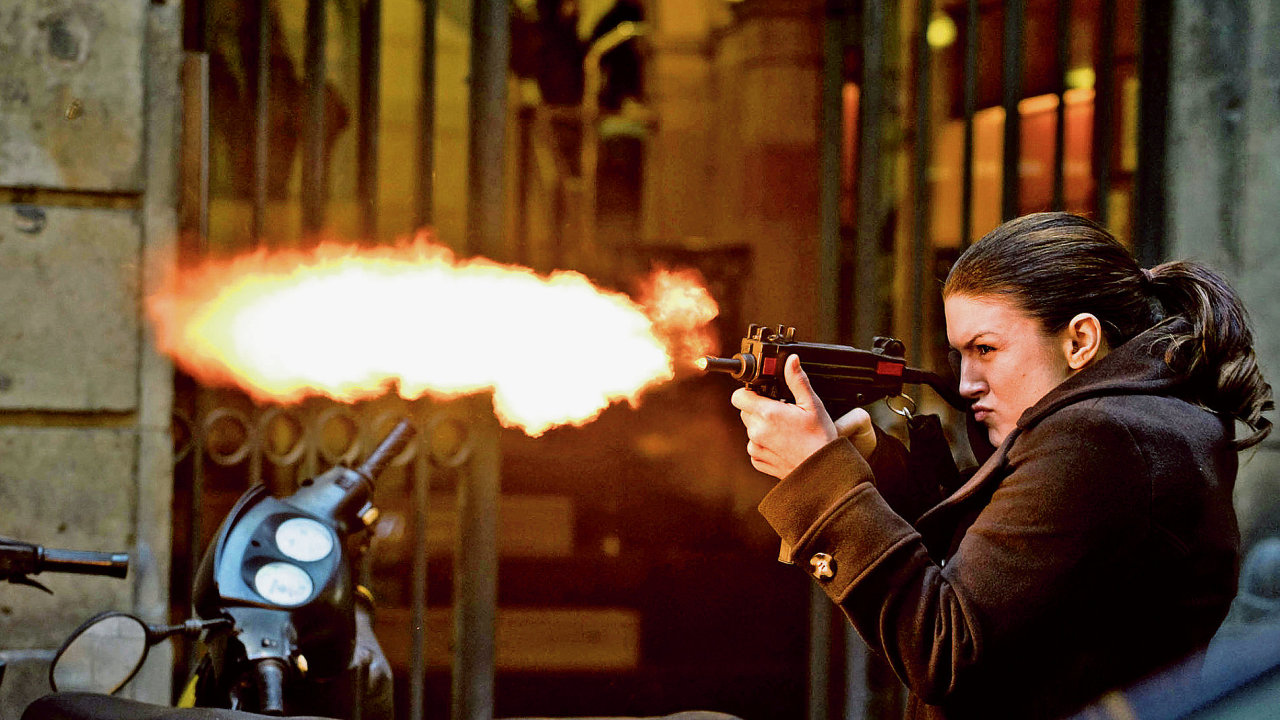 Soderbergh podvrac akn hrdiny, jako je Jason Bourne, i ensk hrdinky typu Salt