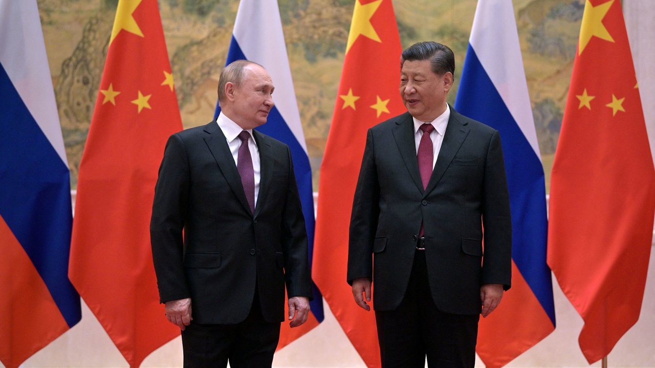 Prezidenti Ruska a ny Vladimir Putin a Si in-pching na setkn v Pekingu ped zatkem olympidy.