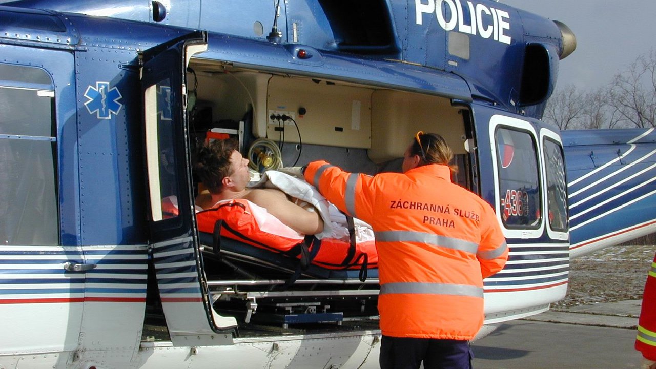 Policejn vrtulnk pi zchrann slub - ilustran foto