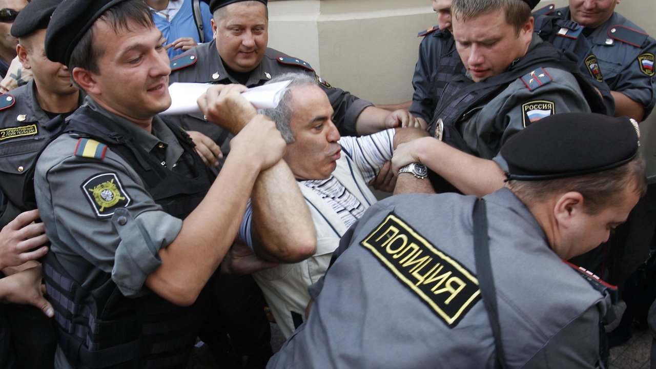 Zaten Garriho Kasparova ped budovou soudu s Pussy Riot