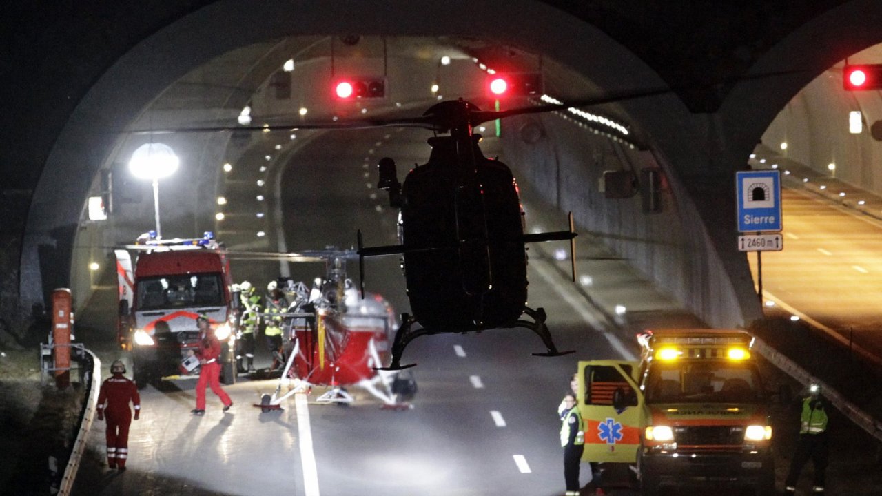 Zasahujc helikoptra ped tunelem u msta Siders