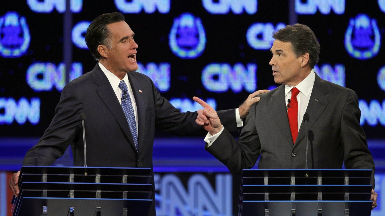 Rick Perry (vpravo) pi debat s Mittem Romneym (vlevo)