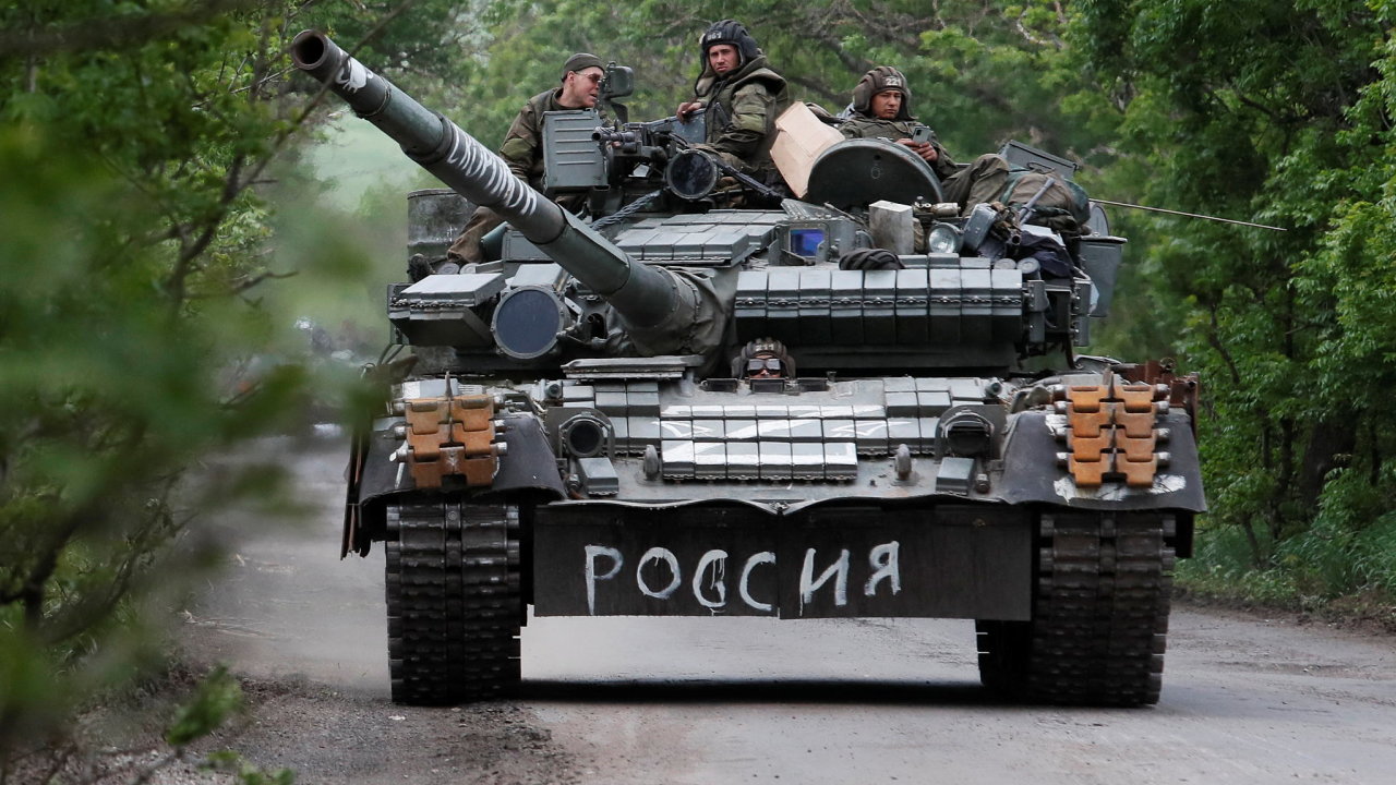 Ruský tank v Donìcké oblasti.