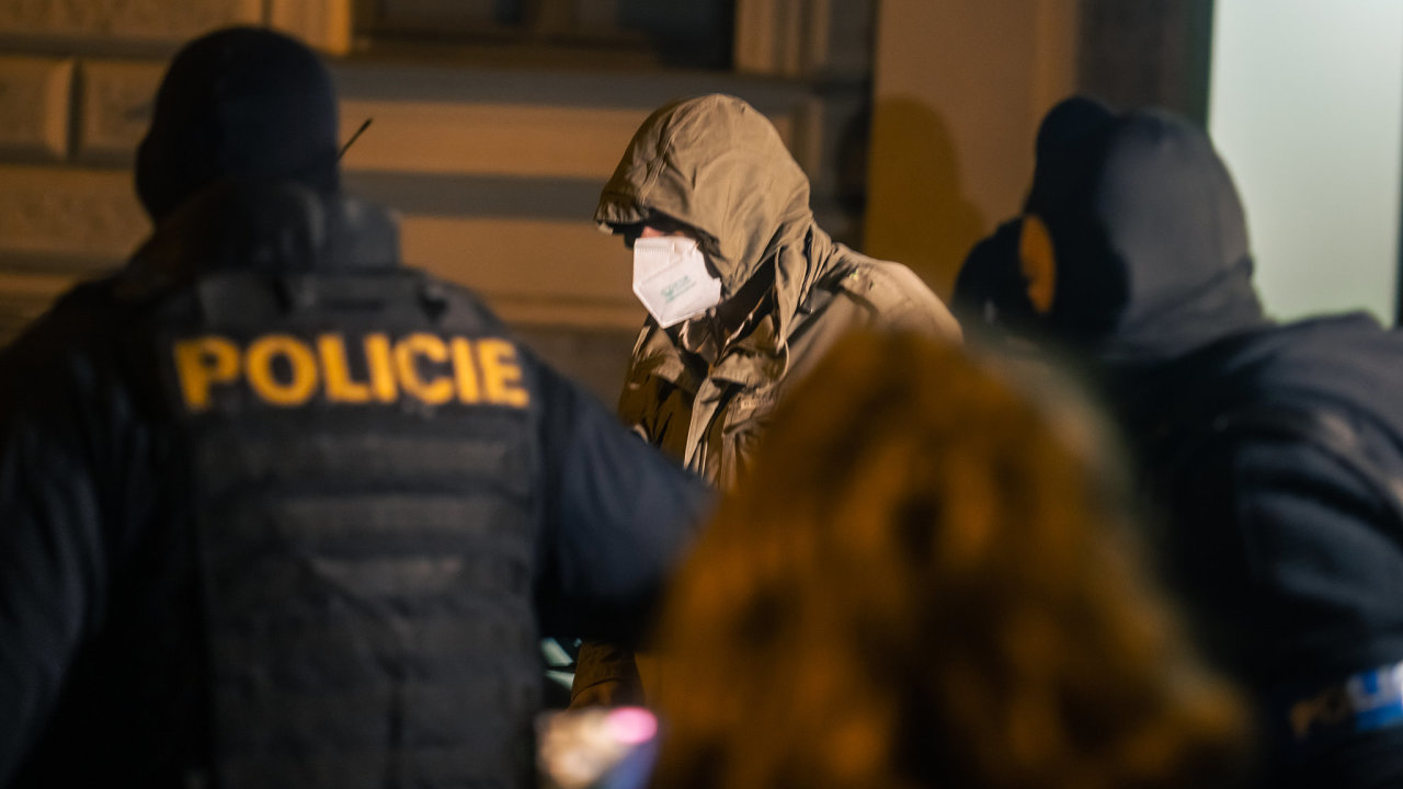 Jeden z „maskovaných“ obvinìných bytové kauzy pøed budovou brnìnské policejní stanice.