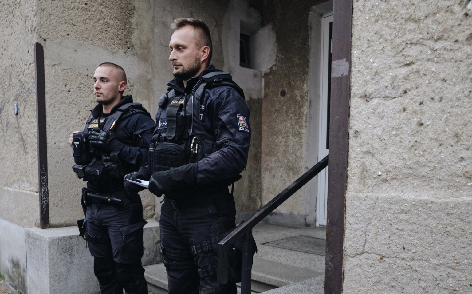 Policisté hodiny vyslýchali nájemníky dvou bytových domù v Nováèkovì ulici v Brnì.