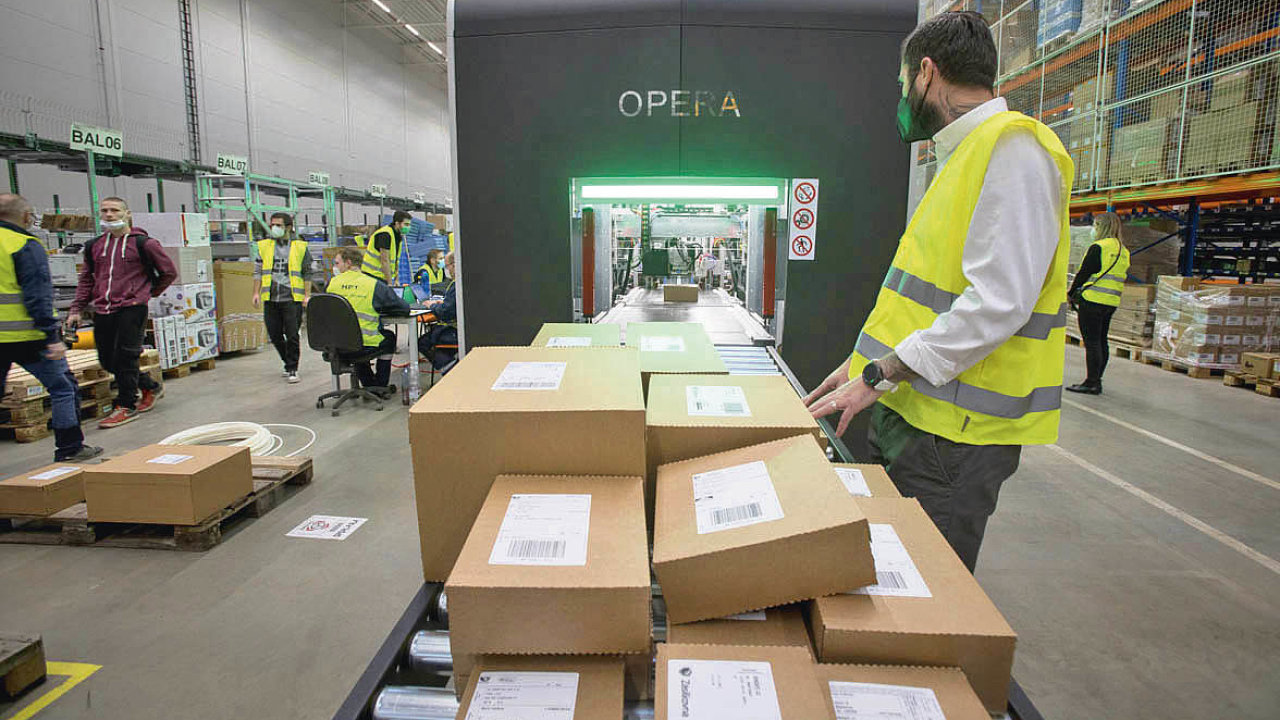 Kapacita stroje Opera je i pøed jeho napojením na další automatizaèní technologie ve skladu v Jirnech v øádech tisícù zásilek dennì.