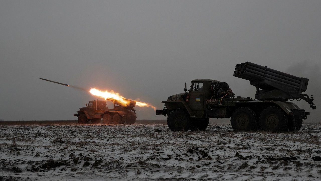 Ukrajinští vojáci u Bachmutu v Donìcké oblasti ostøelují ruské pozice raketometem BM-21 Grad.