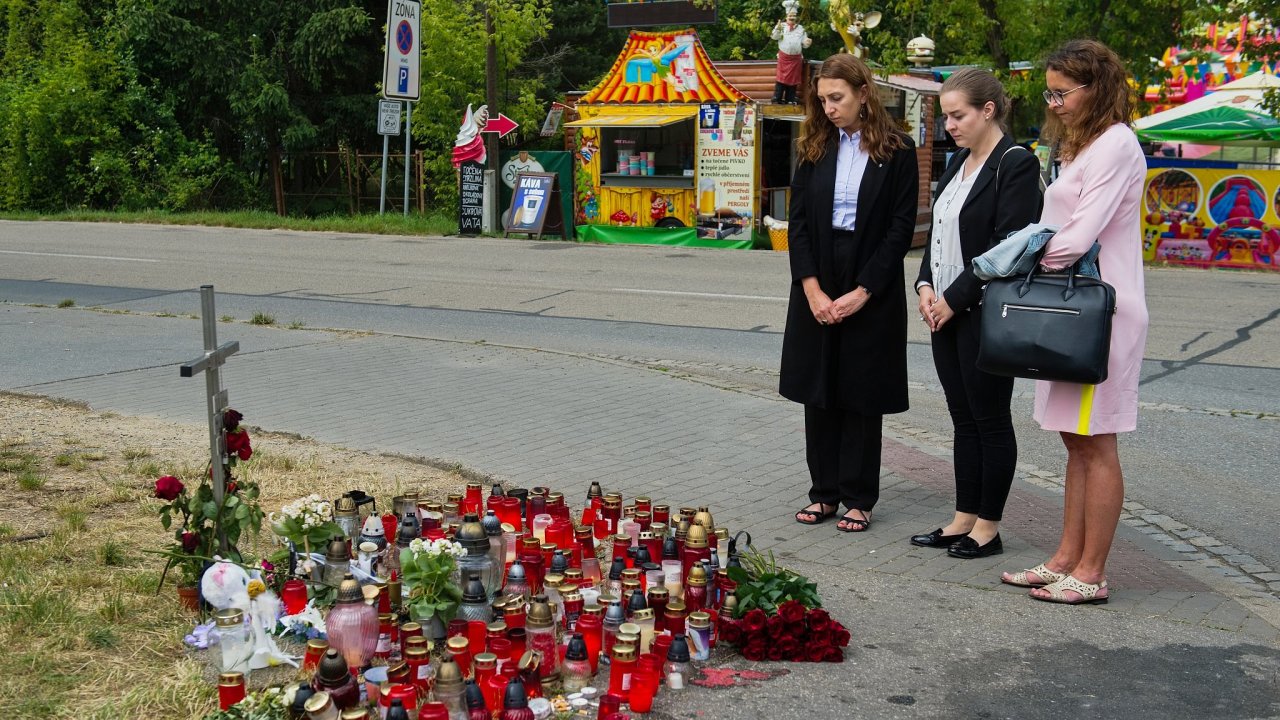 Zástupci ukrajinské menšiny položili kvìtiny na pietním místì za obì� sobotní potyèky v Brnì. Podle dostupných informací zemøel mladý Rom. Ukrajinec podezøelý z útoku je ve vazbì.