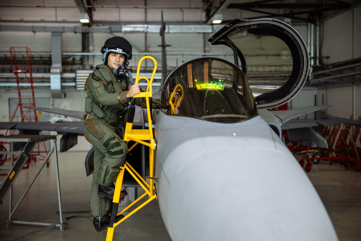 Pilot Gripenu a esk astronaut Ale Svoboda na leteck zkladn v slavi pro HN