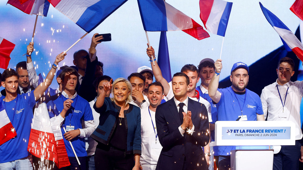 Marine Le Penov, pedsedkyn parlamentn frakce francouzsk krajn pravicov strany Nrodn shromdn (RN), a Jordan Bardella, pedseda francouzsk krajn pravicov strany Nrodn shromdn (RN)