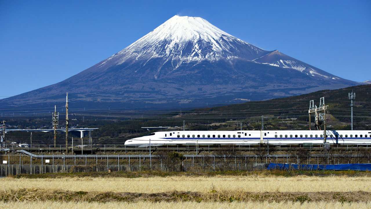 Japonsk rychlovlak inkansen pod horou Fudijamou.