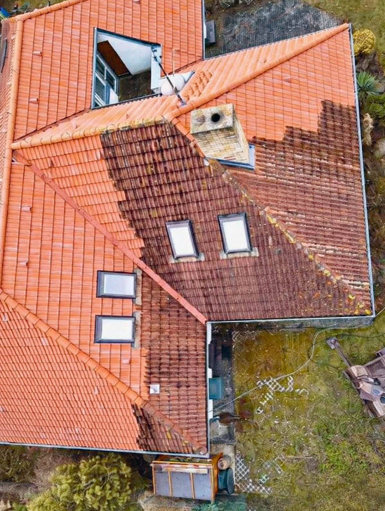 Pravidelnou �dr�bu pot�ebuje i nov� st�echa. B�nou kontrolu a vy�i�t�n� okap� zvl�dne t�m�� ka�d� majitel rodinn�ho domu. Na �i�t�n� krytiny je lep�� zavolat odborn�ka.