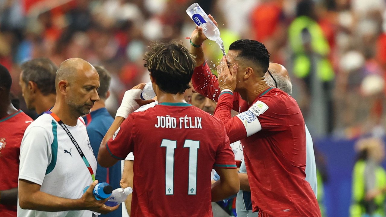 Portugal�t� fotbalist� se ob�erstvuj� b�hem tzv. hydrata�n� pauzy p�i z�pase...