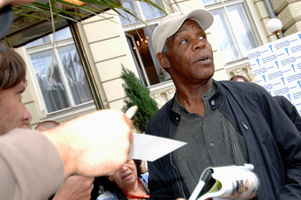 danny_glover_karlovy_vary_04.jpg Populární herec se po příjezdu nevyhl davu fanoušků.