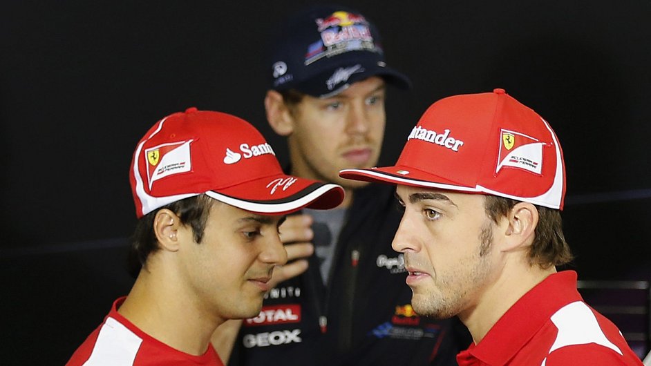 Zleva Massa, Alonso a za nimi je Vettel