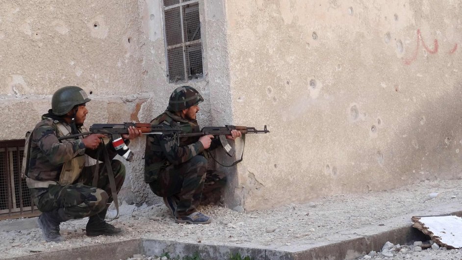 Vojci syrsk armdy pi boji v ulicch msta Darja