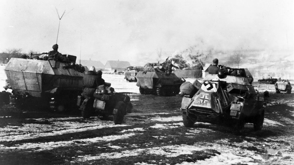 Snmek z postupu tankov divize SS na Charkov