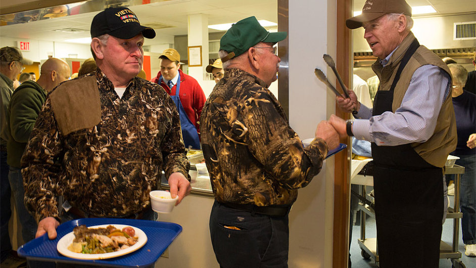 Viceprezident USA Joe Biden servruje veei lovcm