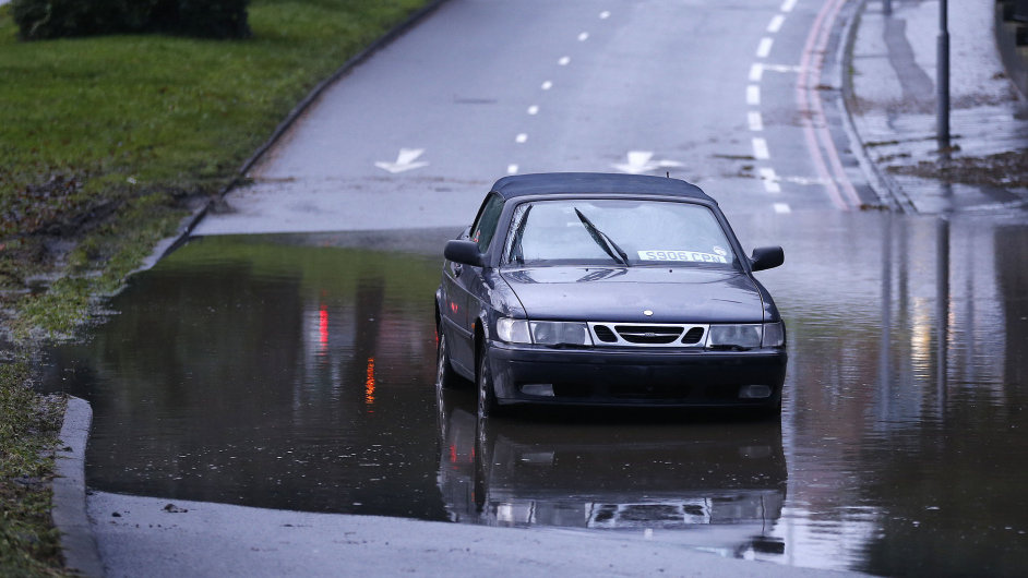 Zaplaven silnice v Croydonu na jihu Londna.