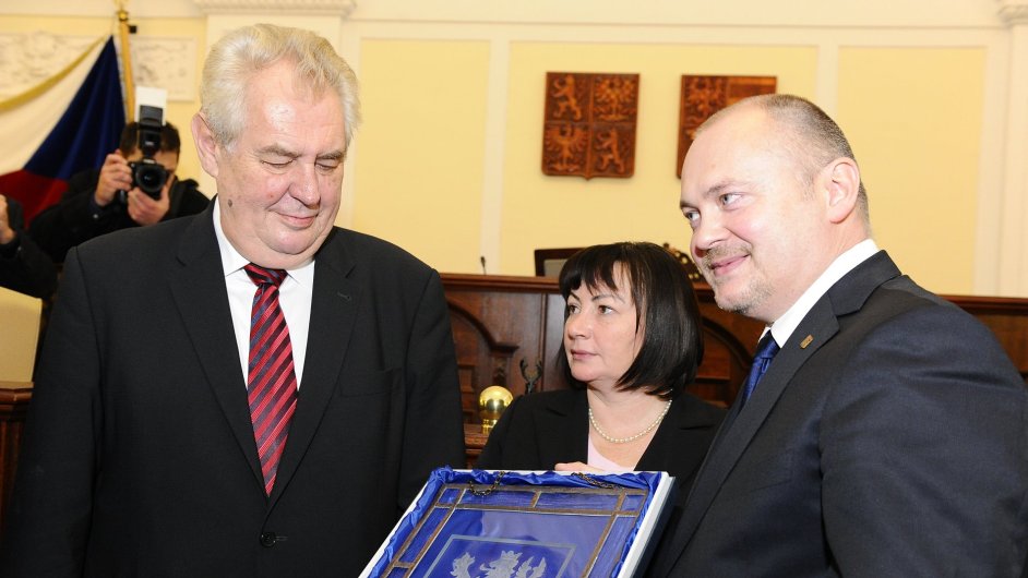 Prezident Miloš Zeman s první dámou Ivanou a jihomoravským hejtmanem Michalem Haškem.