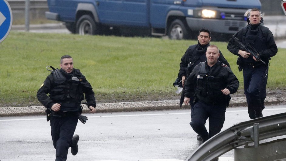 Francouzské policejní jednotky před budovou místní tiskárny