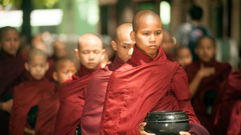 Buddhističtí mniši při ranní obchůzce