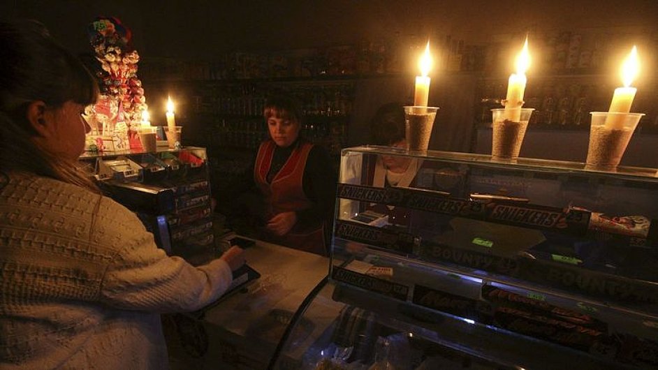 Elektina jako zbra ve sporu o Krym. Lid si musej nabjet mobily na ulici