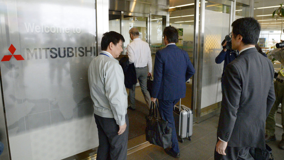 Government investigators of Japan's transport ministry arrive at the office of Mitsubishi Motors Corp.
