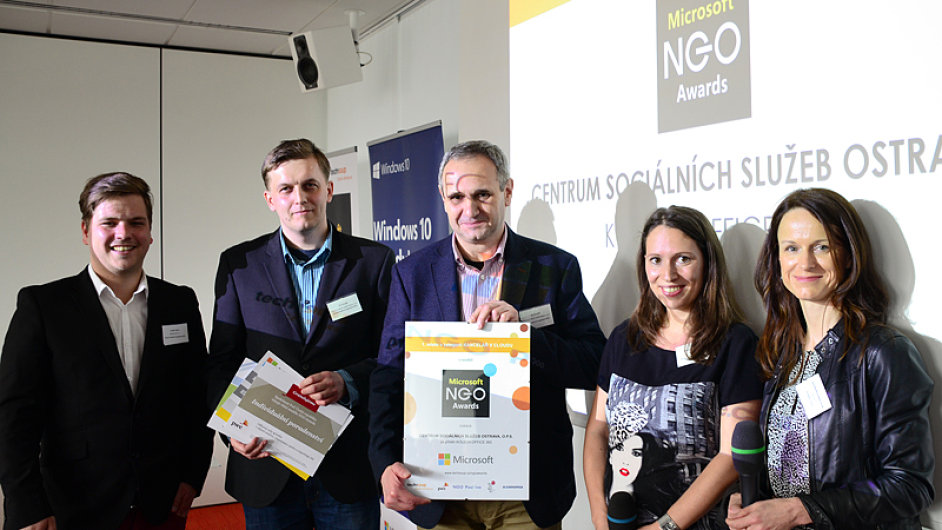 Vyhlen ocenn Microsoft NGO Awards. Cena putovala do rukou editele Centra socilnch slueb Ostrava