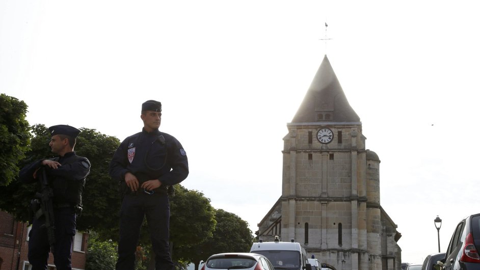 Francouzsk policie ped kostelem nedaleko Rouenu, kde dva tonci zabili knze.