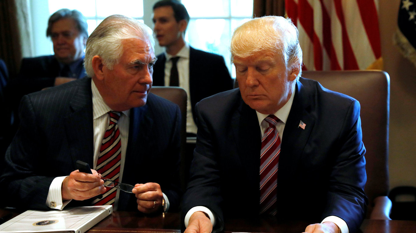Ministr obrany Rex Tillerson (vlevo) se sankcemi souhlasil, nechce ale, aby prezidentu Trumpovi svazovaly ruce.