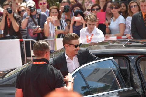 Na tiskovou konferenci Jeremy Renner dorazil krátce před páteční druhou hodinou odpolední.