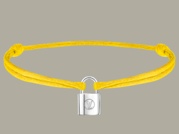 Koupí náramku Silver Lockit od LOUIS VUITTON přispějete na projekty organizace UNICEF, jež pomáhá dětem ohroženým válečnými konflikty.