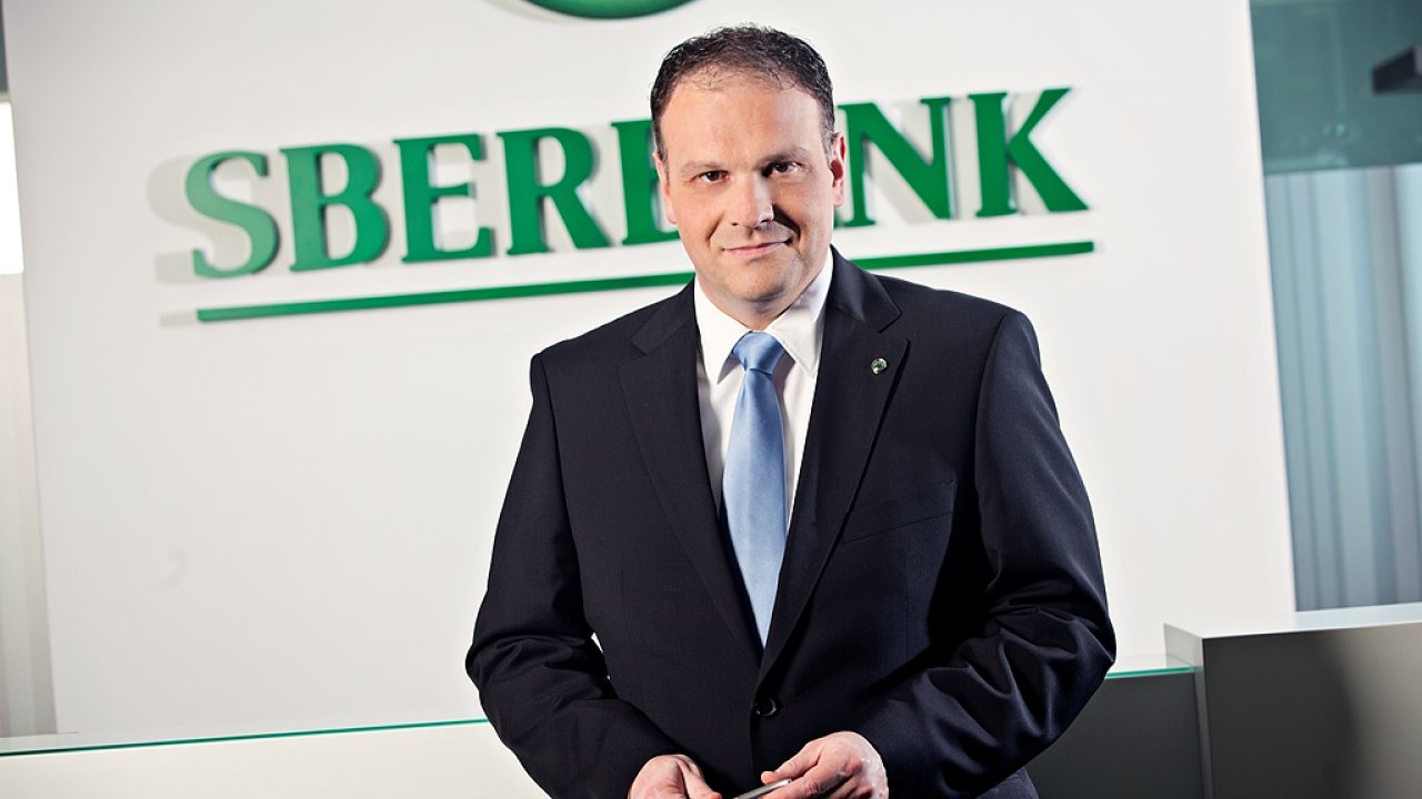 Sberbank CZ povede Rakuan Edin Karabeg.