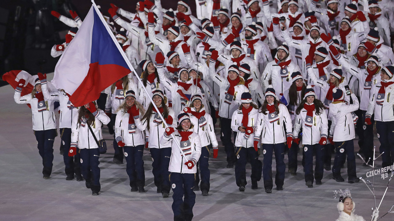 esk olympijsk tm pi zahajovacm ceremonilu zimnch olympijskch her v jihokorejskm Pchjongchangu. Vlajkonokou byla Eva Samkov.