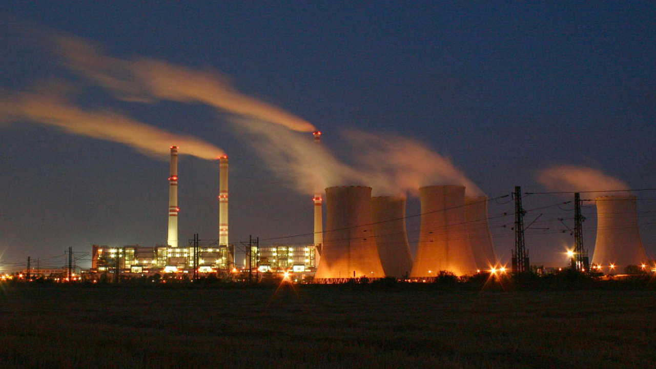 Ménì škodlivých zplodin: GE se v Èesku podílí na projektech vedoucích ke snižování emisí, jako v elektrárnì Poèerady (na snímku).