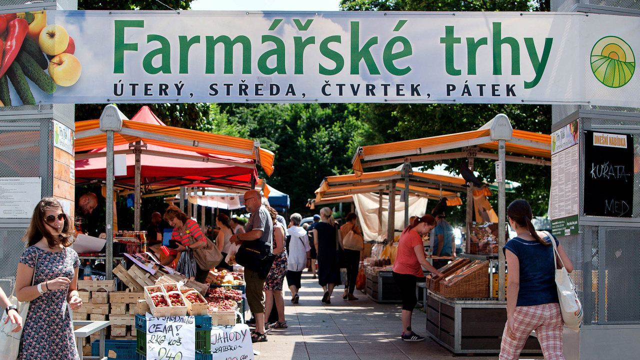 U stánkù na èeských farmáøských trzích se nabízí peèivo z bìžných pekáren, zelenina z Maïarska i psí krmivo.