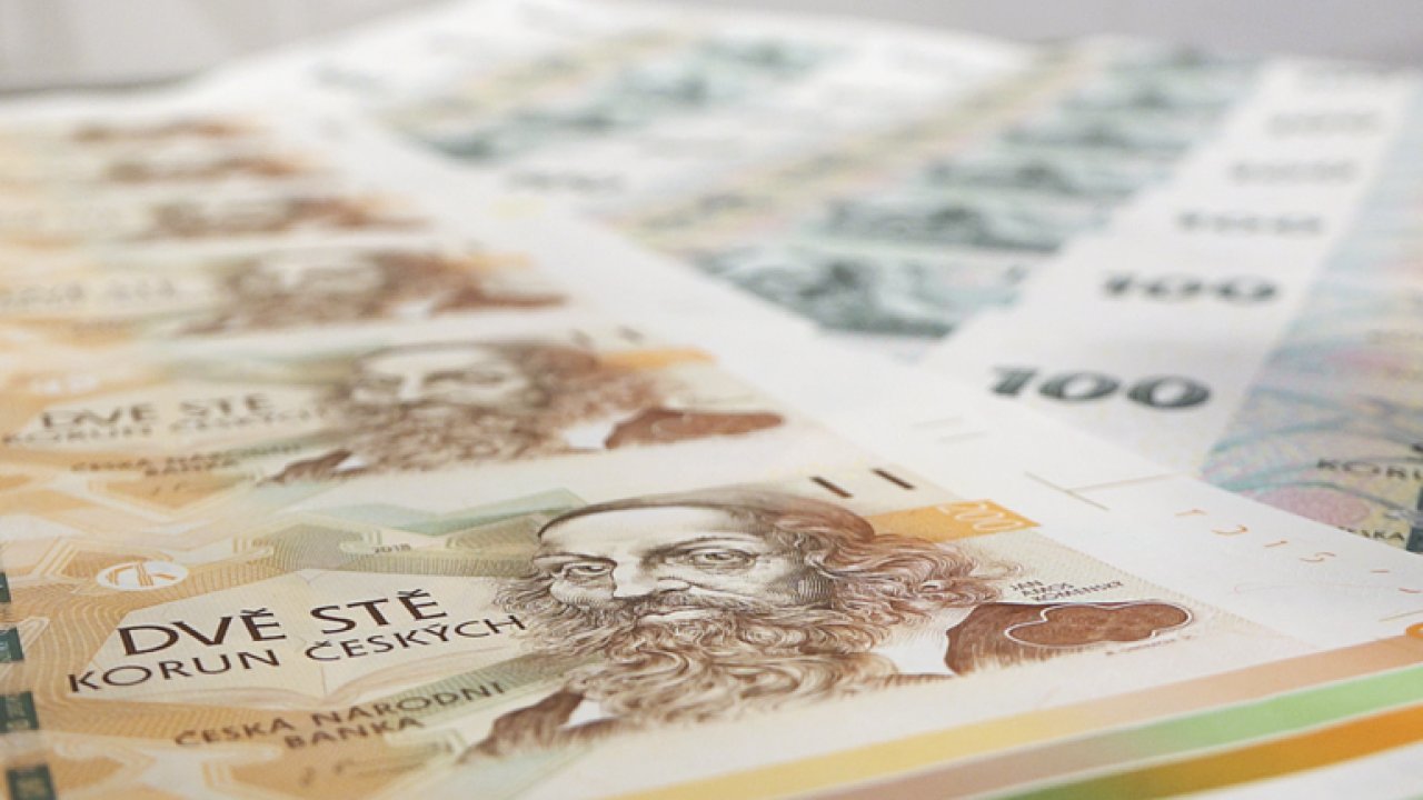 Nov vzory bankovek v hodnotch 100 a 200 korun.