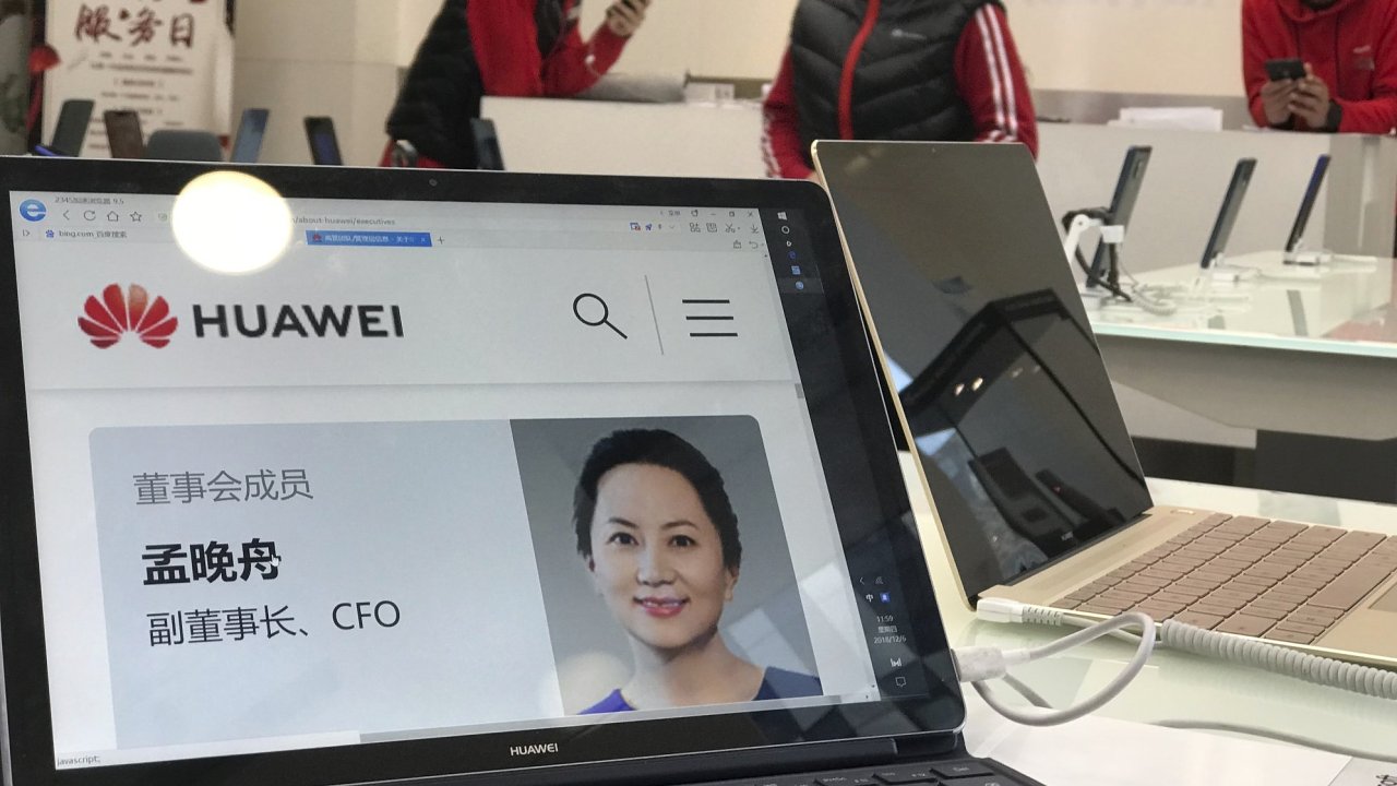 Meng Wan-èou na obrazovce spoleènosti Huawei v Pekingu.