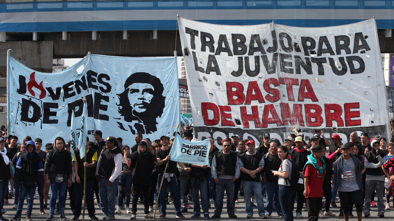 Argentinci se bou kvli patn ekonomick situaci v zemi, 28. srpna zablokovali na tyi hodiny dlnici v Buenos Aires.