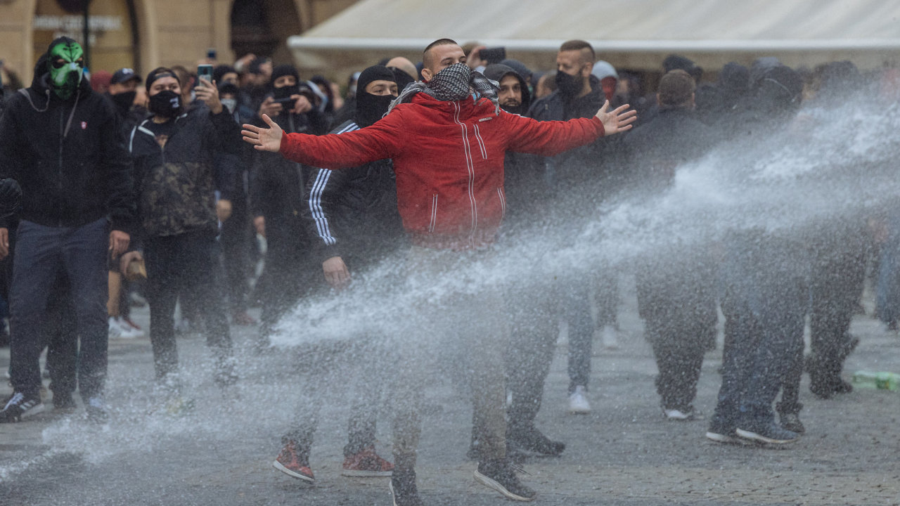 Protest fotbalovch fanouk proti vldnm nazenm v souvislosti s koronavirovou pandemi 18. jna 2020 v Praze.